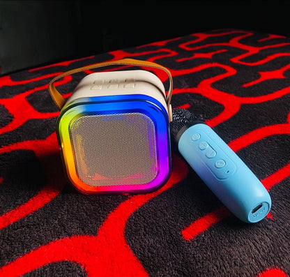 "ব্লুটুথ স্পিকার এবং একটি হ্যান্ড মাইক্রোফোন"